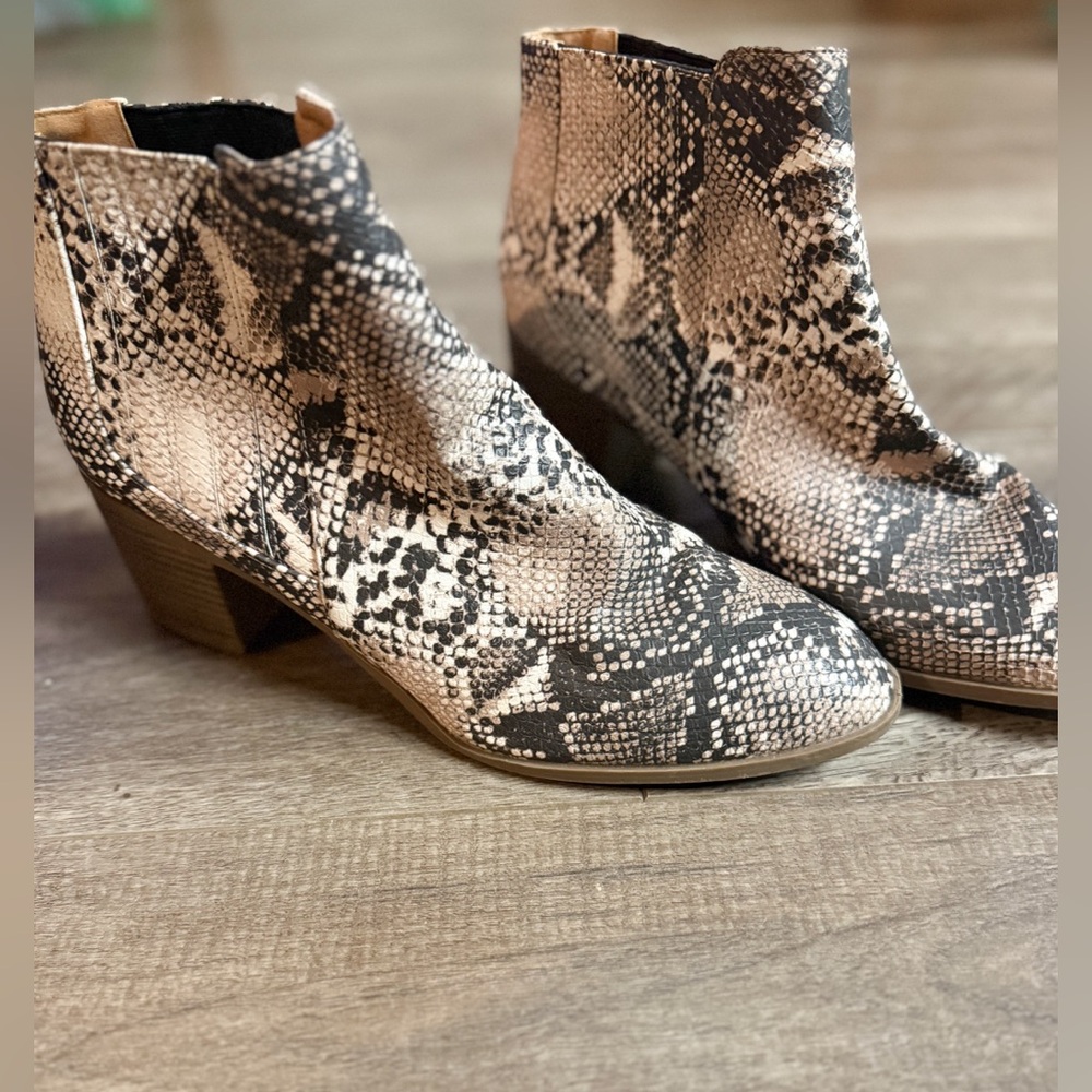 Maurices Ruby Snakeskin Ankle Boots Block Heel Side Zip Women’s Size 10